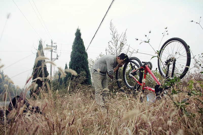 途中很不幸 我们的两辆车连续爆胎 决定做短暂的休整 