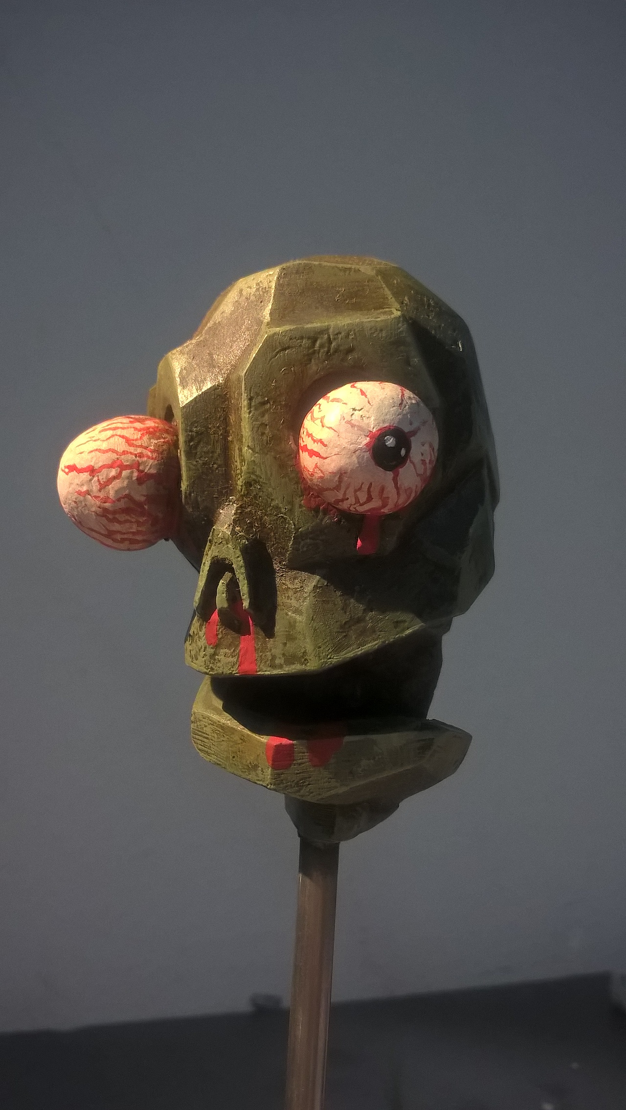 “咧嘴僵尸头”——雕像