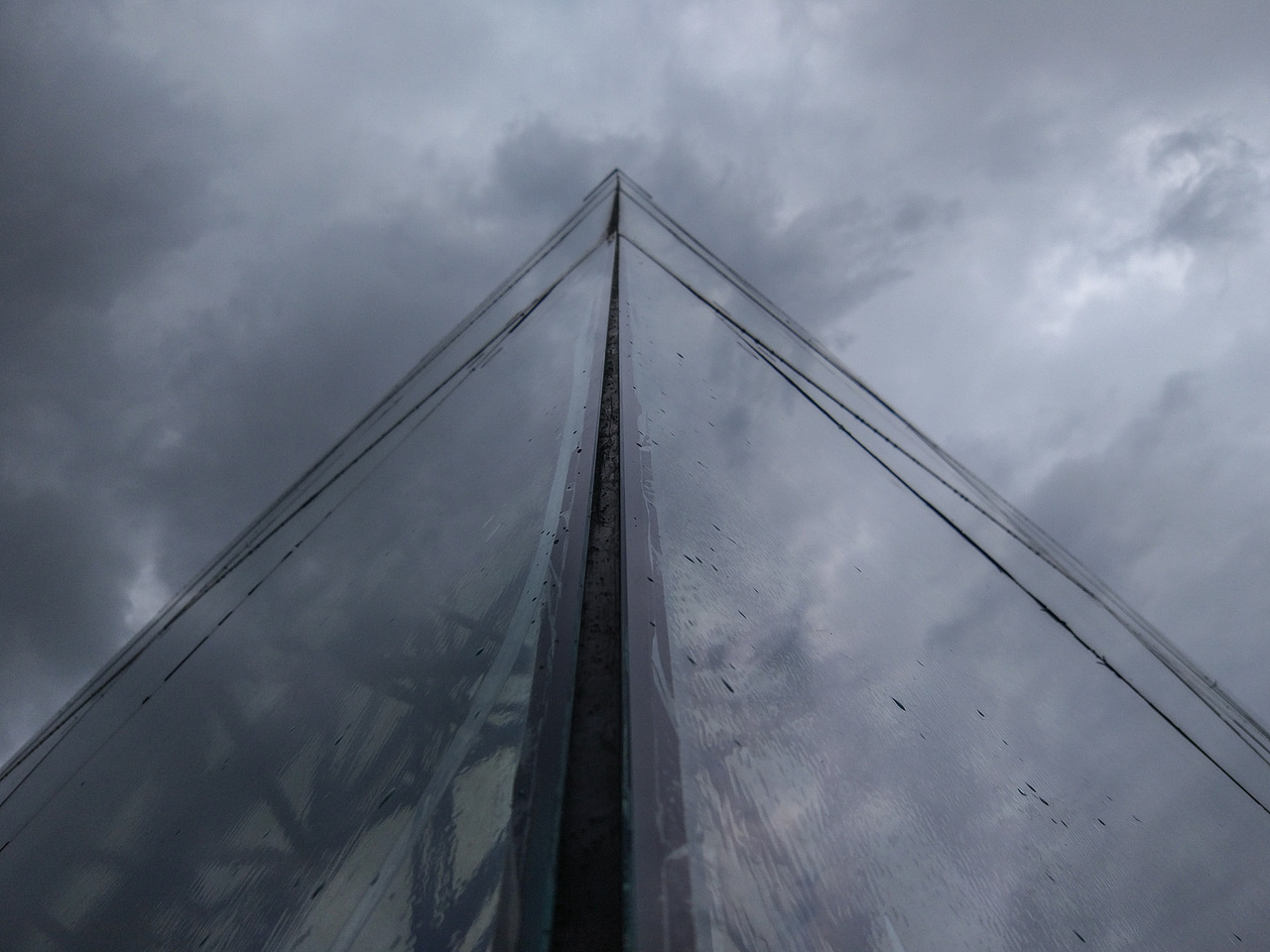 非常压抑的一张,云正好在玻璃的反射和天空中达成了一致。尖角直指天空,你们知道我想表达什么吗?知道我当时的心情吗?