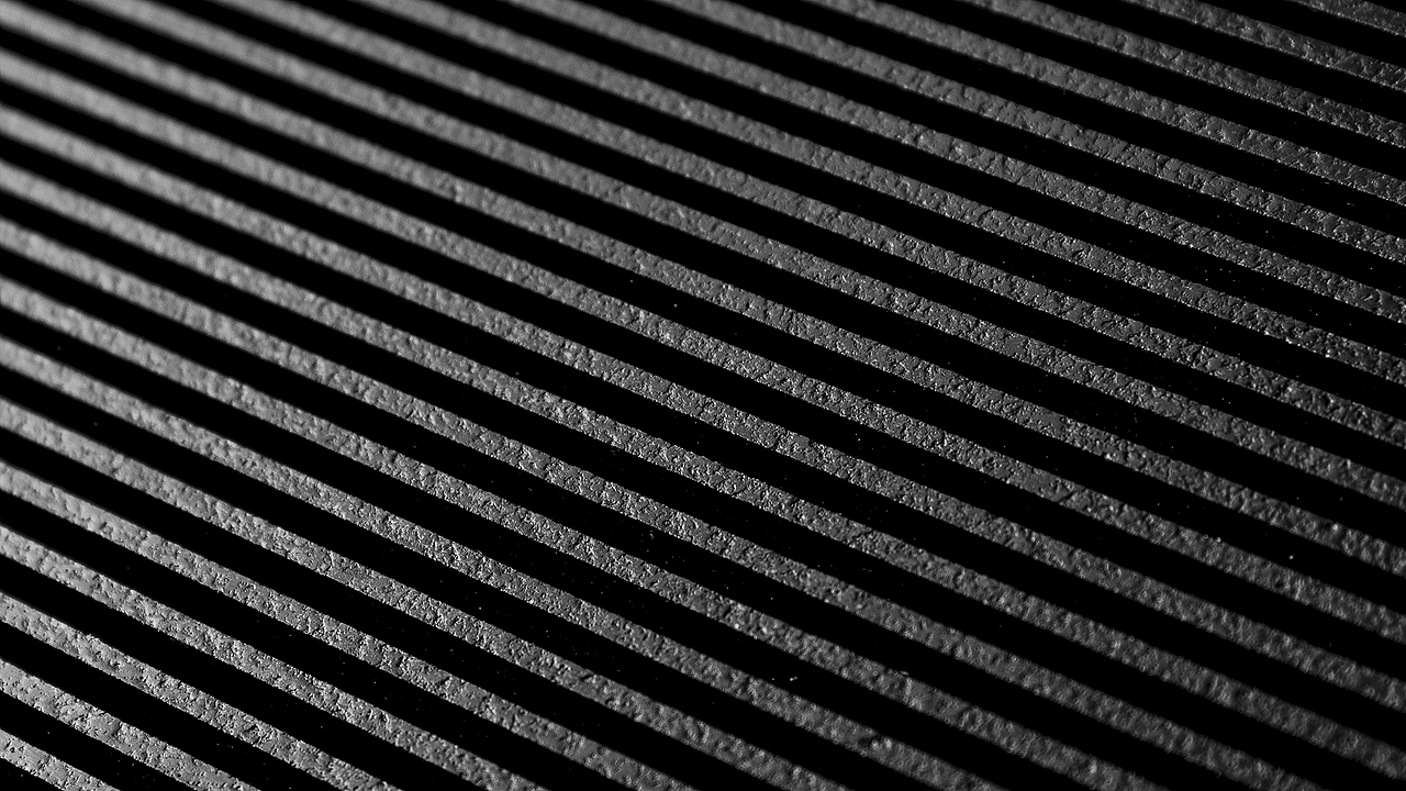 世界上已经规模化开采的黑色石种里,mac black因无扫花,无裂线,无1280