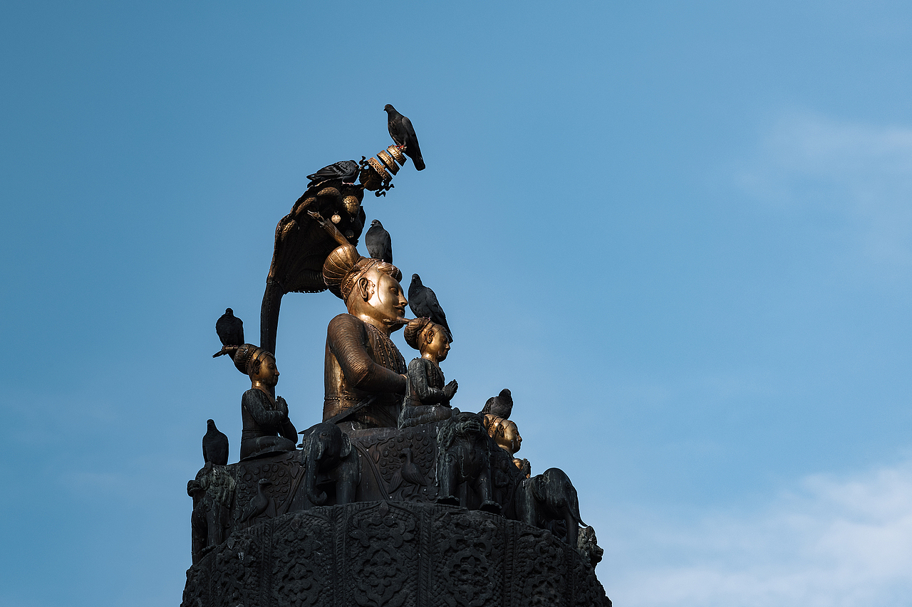 远处,升起光亮,依旧像无数的岁月前一样。公元十二世纪时,加德满都山谷中形成了三个著名的城市就是人们熟知的加德满都、帕坦和巴德岗。