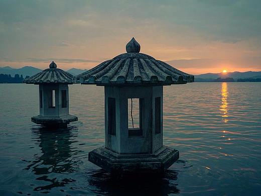 夕阳映水，波光淡淡