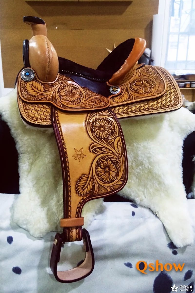 手工皮雕唐草缩小比例美国西部马鞍（图ZMjcwOTI3MzI=） - 工艺品设计 - 站酷设计师奇绣堂皮雕艺术原创素材 - 站酷ZCOOL