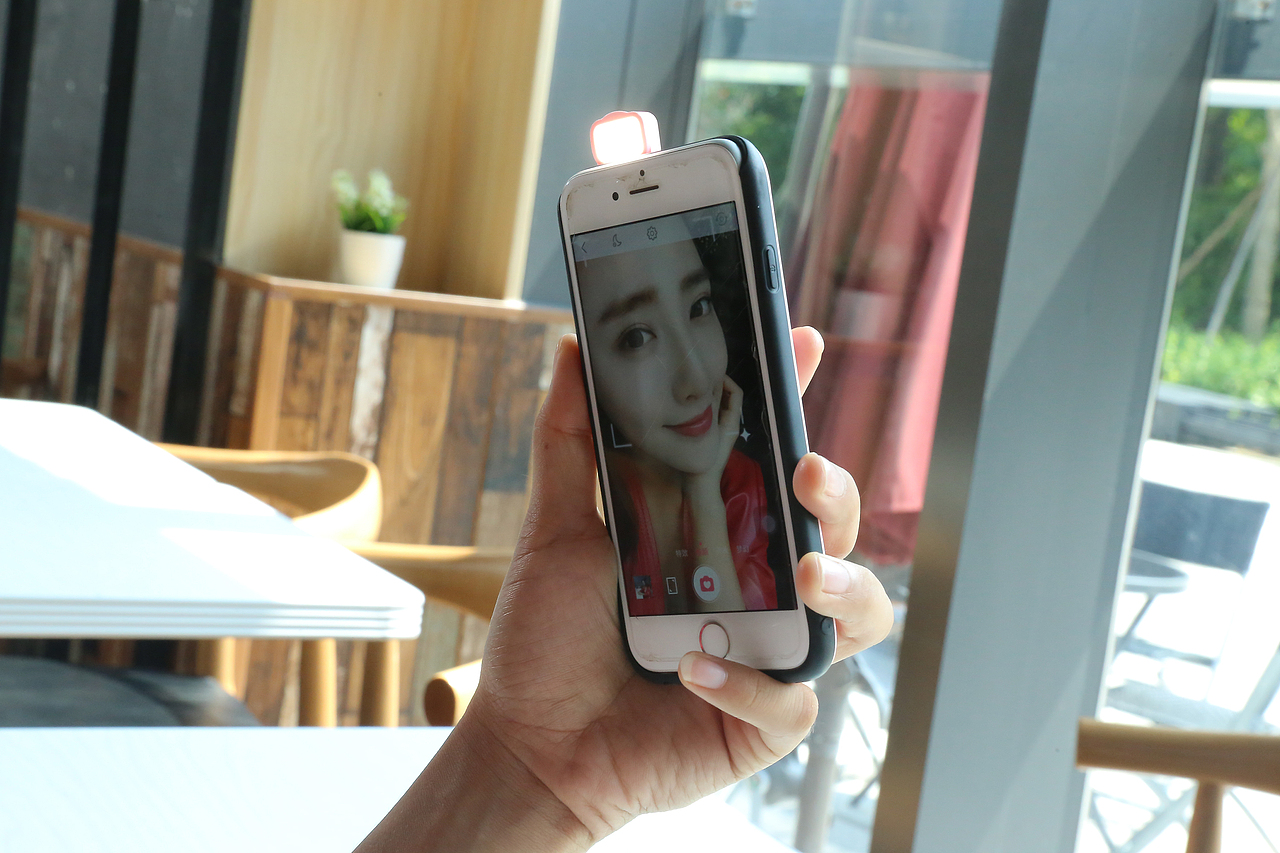 自拍的红衣美女（图ZOTIwNzEyMzI=） - 人像摄影 - 站酷设计师知蜻电商原创素材 - 站酷ZCOOL