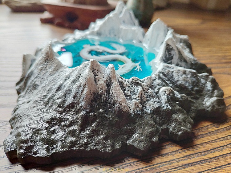 雪山里盘条小白龙,中华守护神龙【琥珀绘】