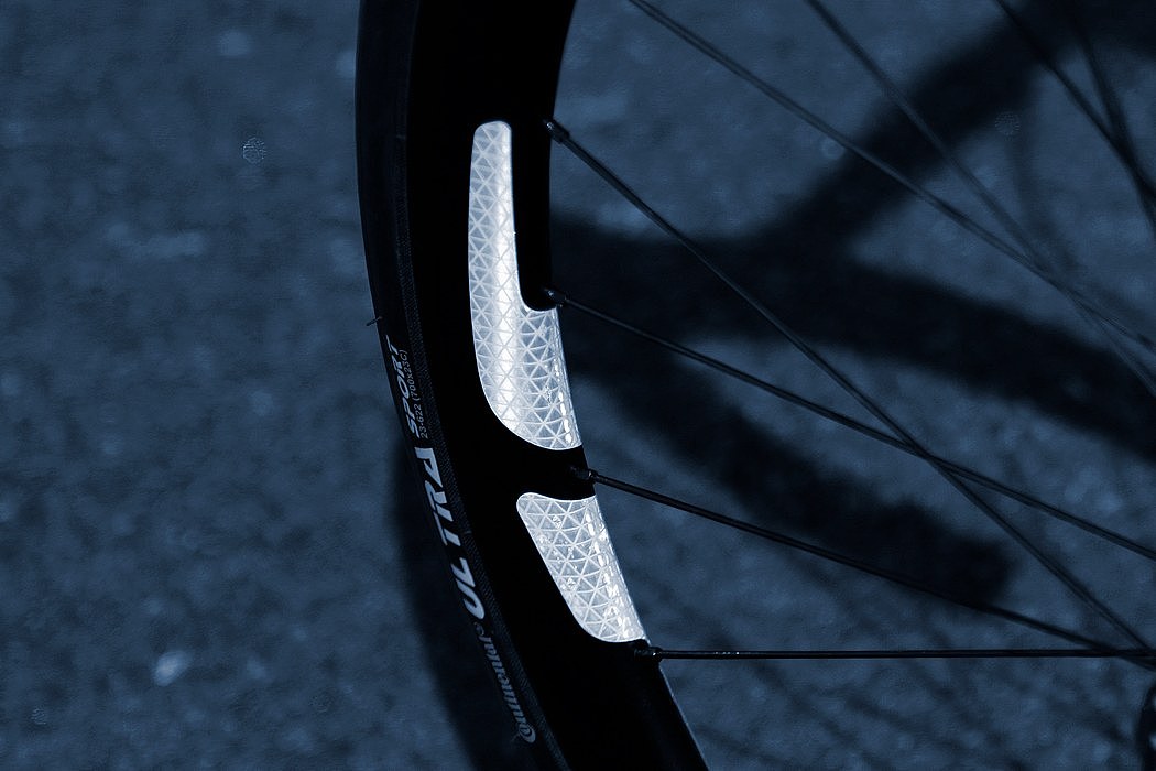 这种真实的360°自行车反射器可以让夜间骑车更安全（图ZMTgwMzcwNzgw） - 其他工业/产品 - 站酷设计师云工厂案例书原创素材 - 站酷ZCOOL