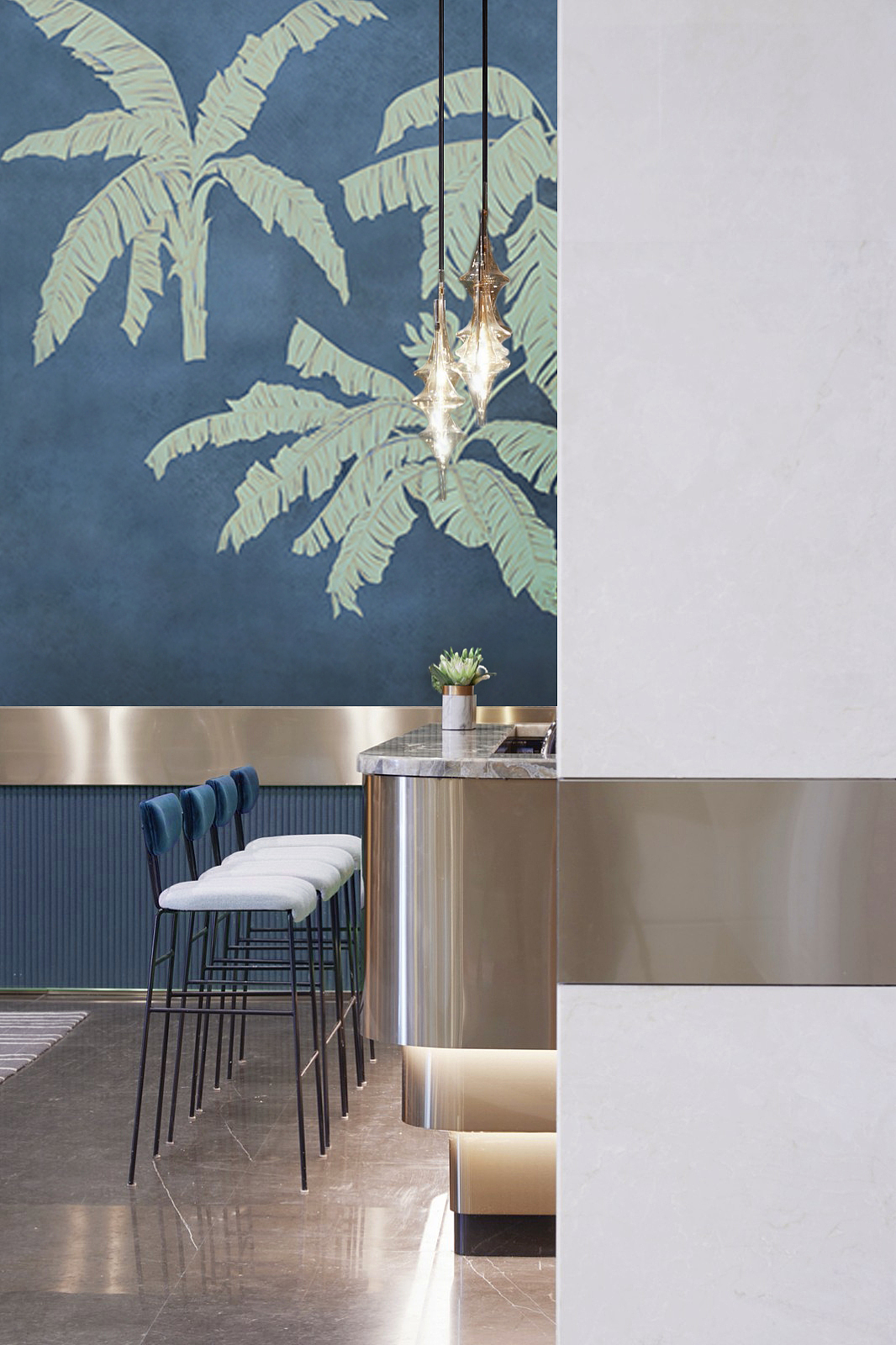 艺初东方用藏青将东方神韵传达的淋漓尽致,不光具有传统美学格调优雅的气质,还兼具现代的时尚美感。金属、布艺、原木、手绘,所组成空间中材质的丰富层次是如此和谐优雅。