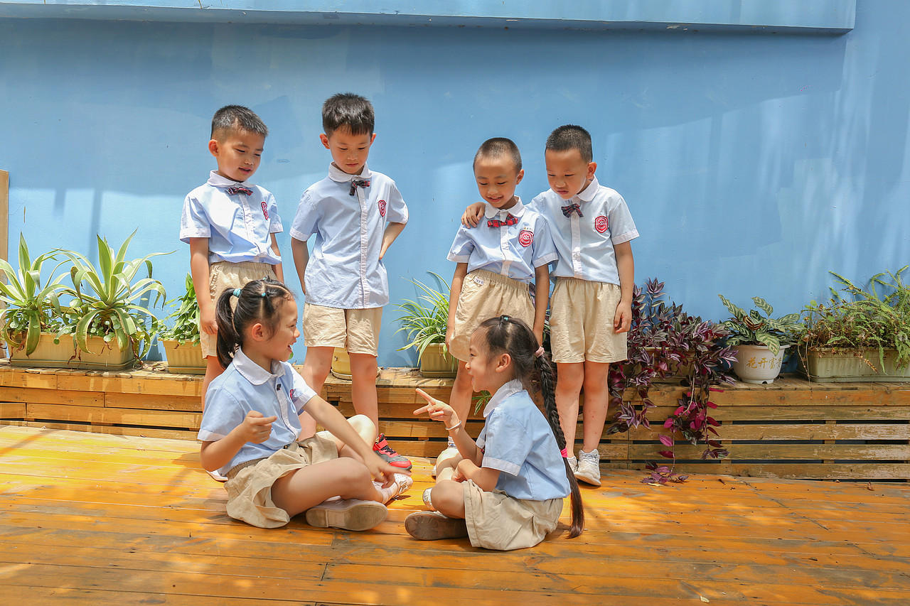 南宁拍幼儿园毕业照怎么收费?毕业季班级毕业照摄影