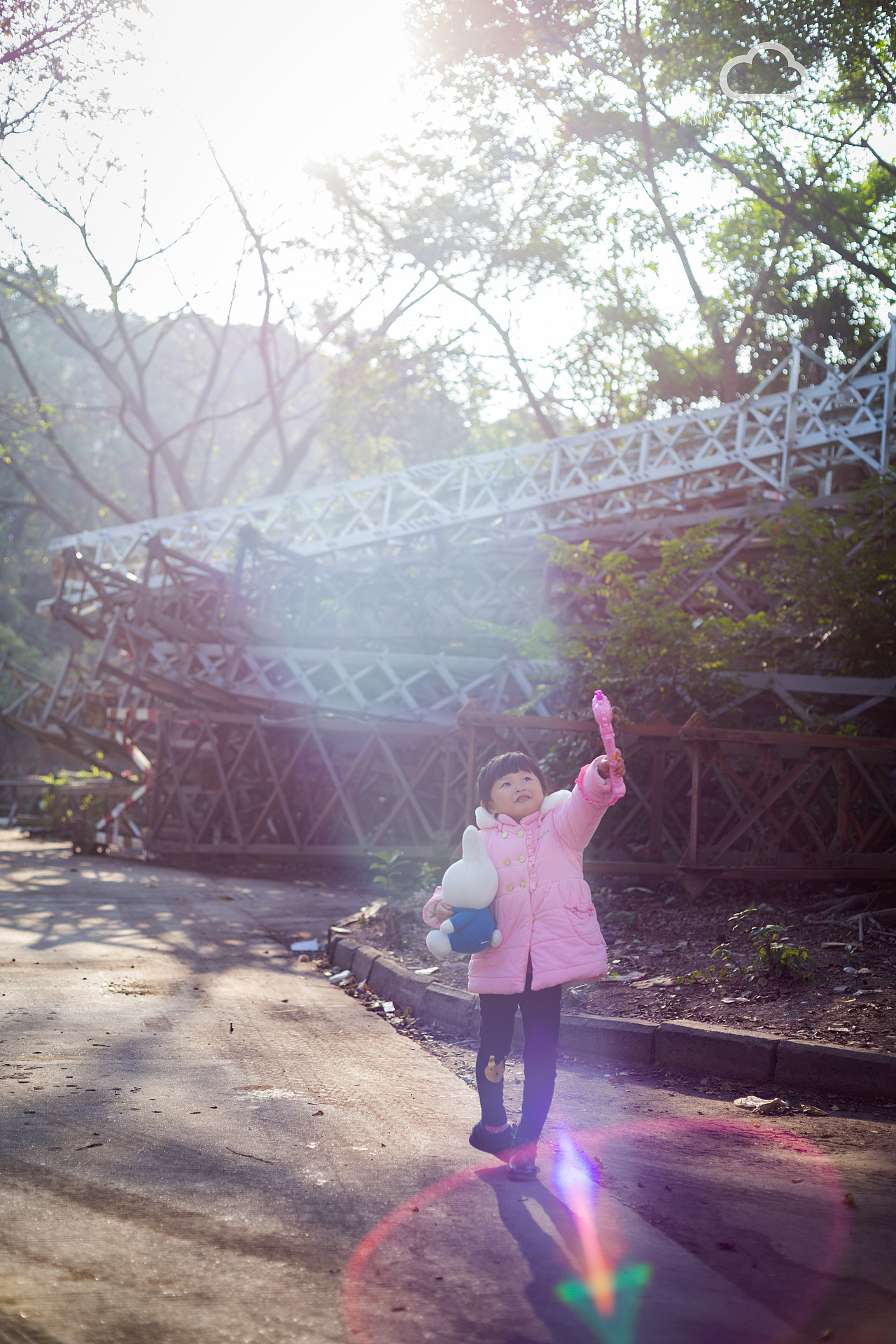 洒满晨光的街（图ZNjc3MjM0OTI=） - 人像摄影 - 站酷设计师yunsome原创素材 - 站酷ZCOOL