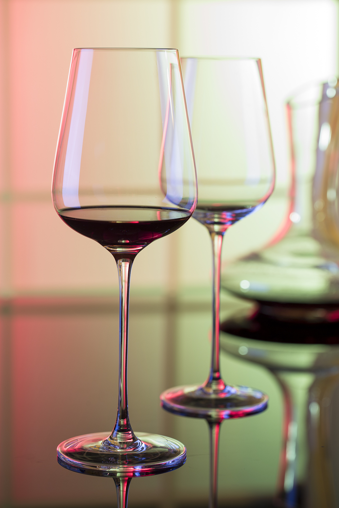 Идеальное сочетание: фотография двух бокалов вина - прекрасная иллюстрация романтического вечера ...