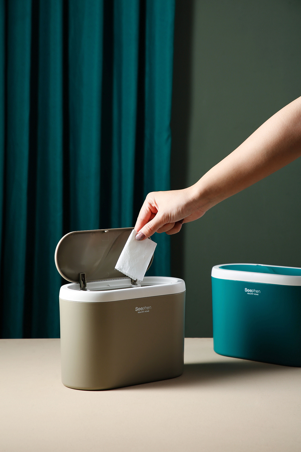 商业摄影&桌面垃圾桶