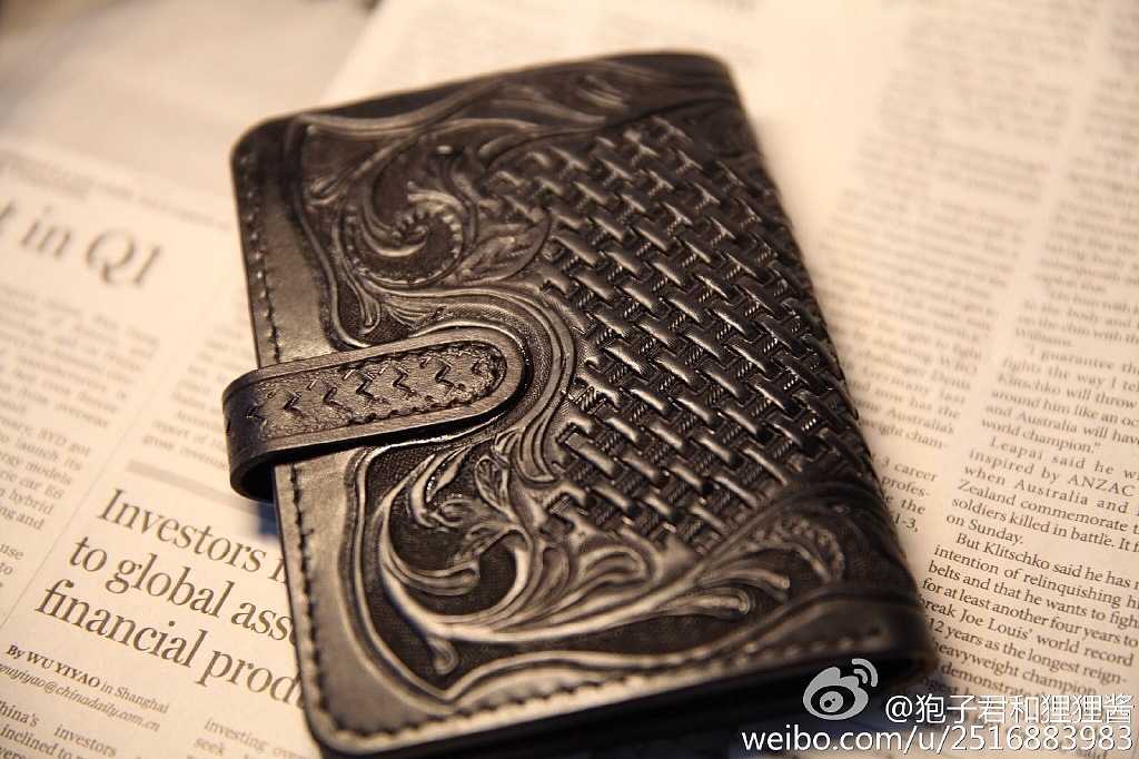 的欧洲,欧洲中世纪时期就有利用皮革的延展性来做浮雕式图案的器具