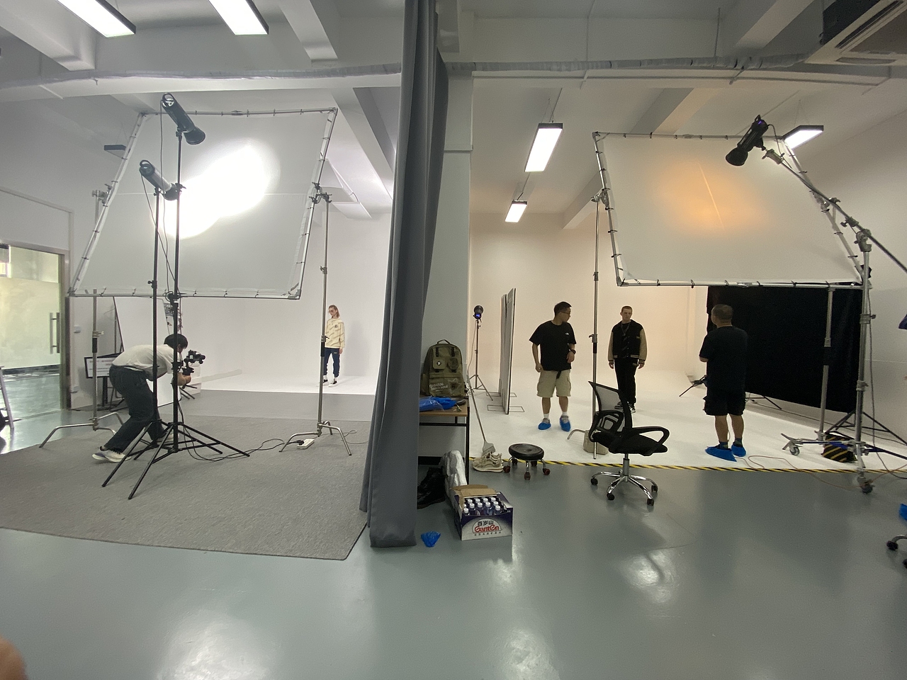 今日份拍摄现场，模特们表现👍🏻