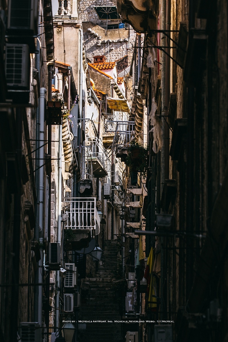 我还是要吐槽一下这个防火间距…… 0 0……不过老城区确实也没很好的方法，唯有尽量使用砖石材料以及减少明火的使用了……Orz每每看到还是担心的很~老城区除了主轴路以外多半是小路窄道，气氛还是很还原中世纪感的……