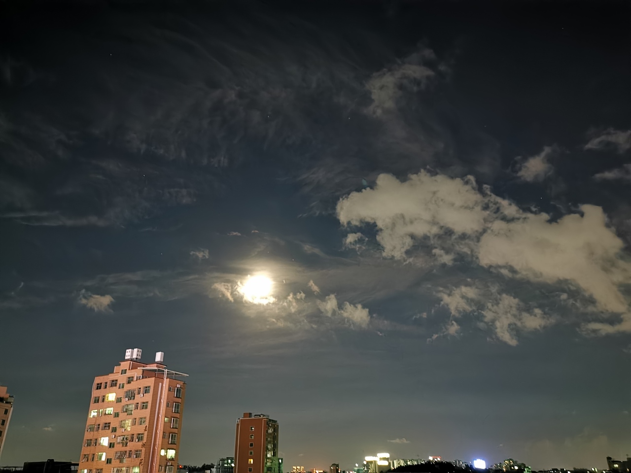 在深圳拍的晚些和夜空