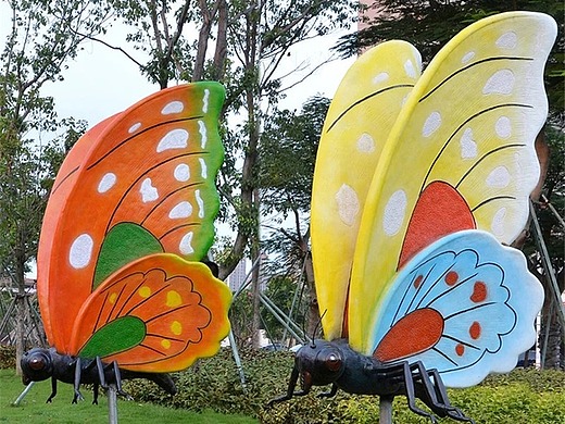 蝴蝶谷景区色彩绚丽的玻璃钢花蝴蝶模型雕塑动漫蝴蝶仙子造型雕像
