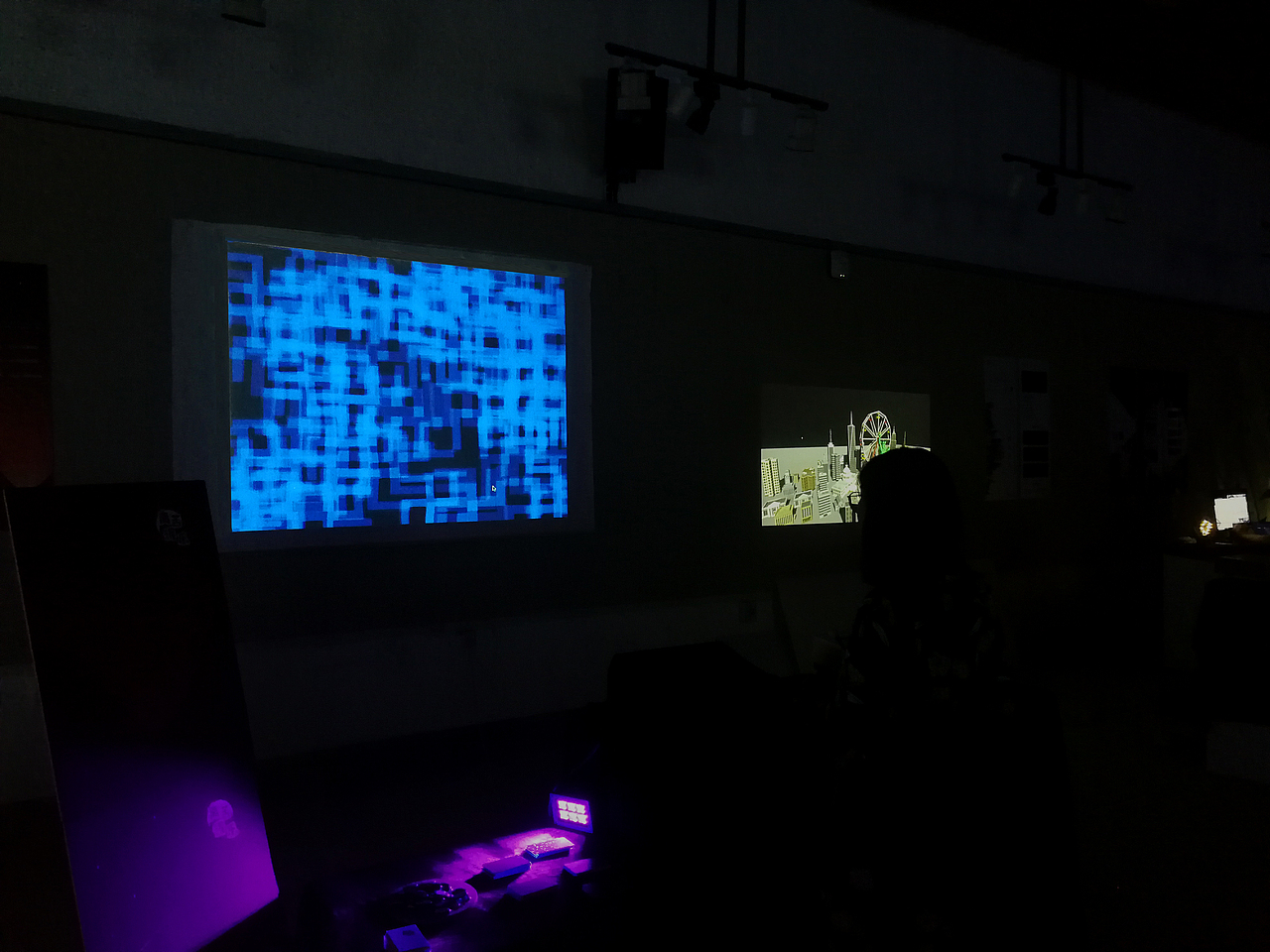 就像古典音乐一样,整个基础框架确定后,故事性的叙述整个设计的逻辑思路。
<br>装置的交互信息输出入主要是靠声音输入,当声音产生较小分贝,视觉涟漪进行无规则变换。当声音产生特定分贝,视觉效果形态发生改变。当声音产生较高分贝,视觉涟漪逐渐恢复平静。<br>