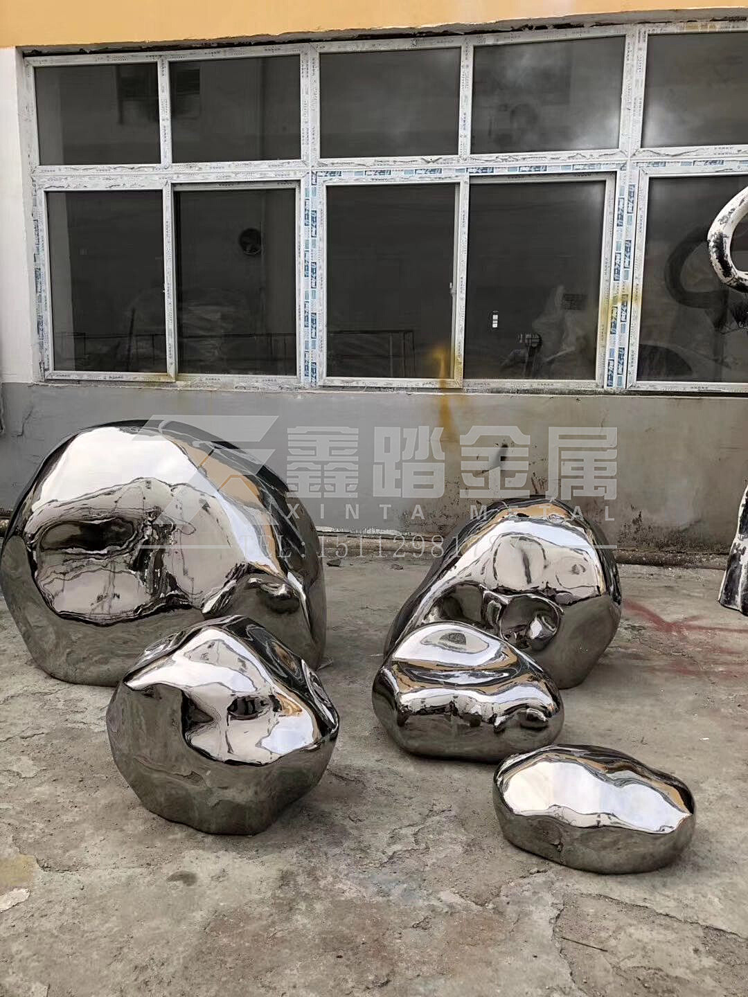 镜面不锈钢鹅卵石雕塑占据水景关键位置重要性不言而喻
