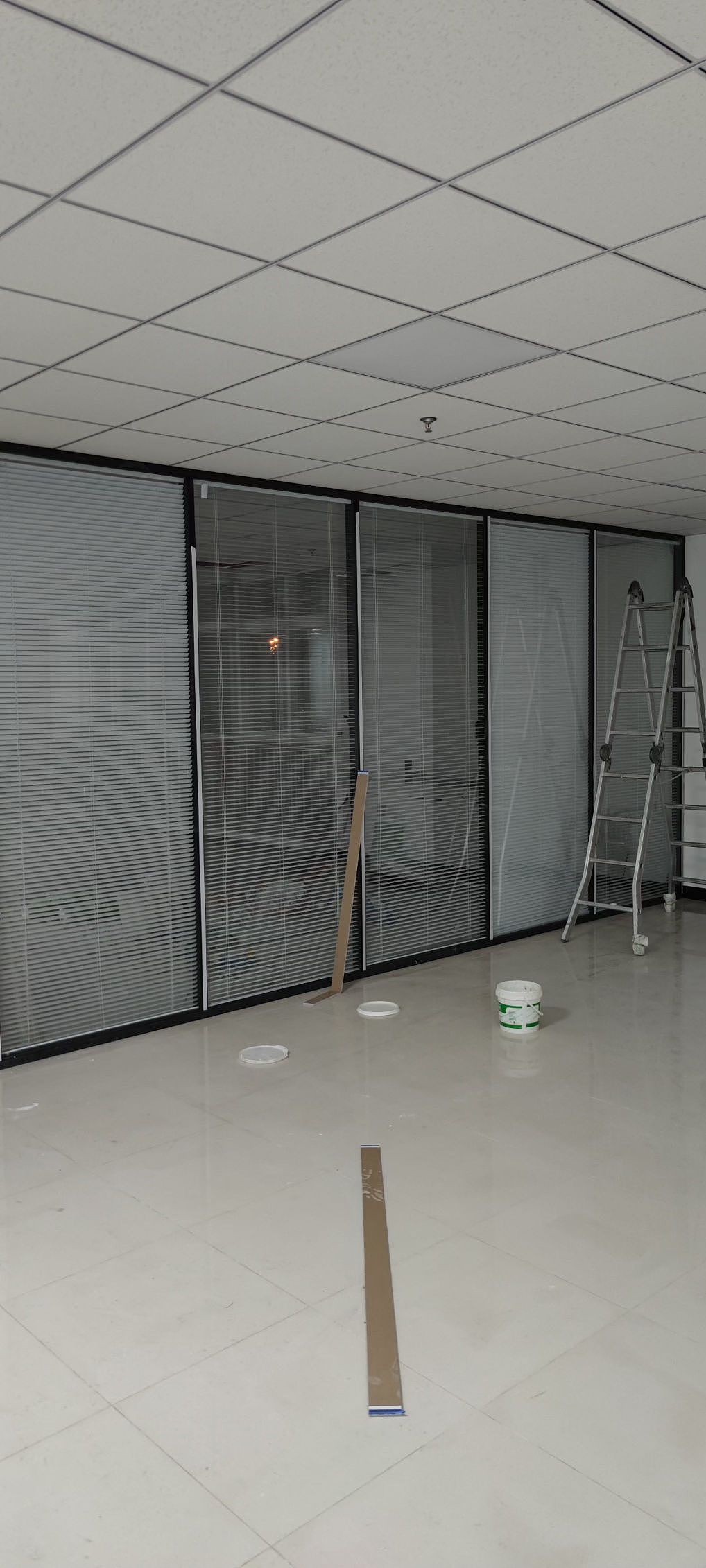 黑白搭配通顶高隔间