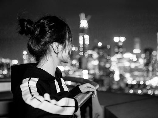 夜晚楼顶的董小姐(个人主页-ZMzA0NzYzMjA=) - 人像摄影 - 站酷设计师大雄X2原创素材 - 站酷ZCOOL