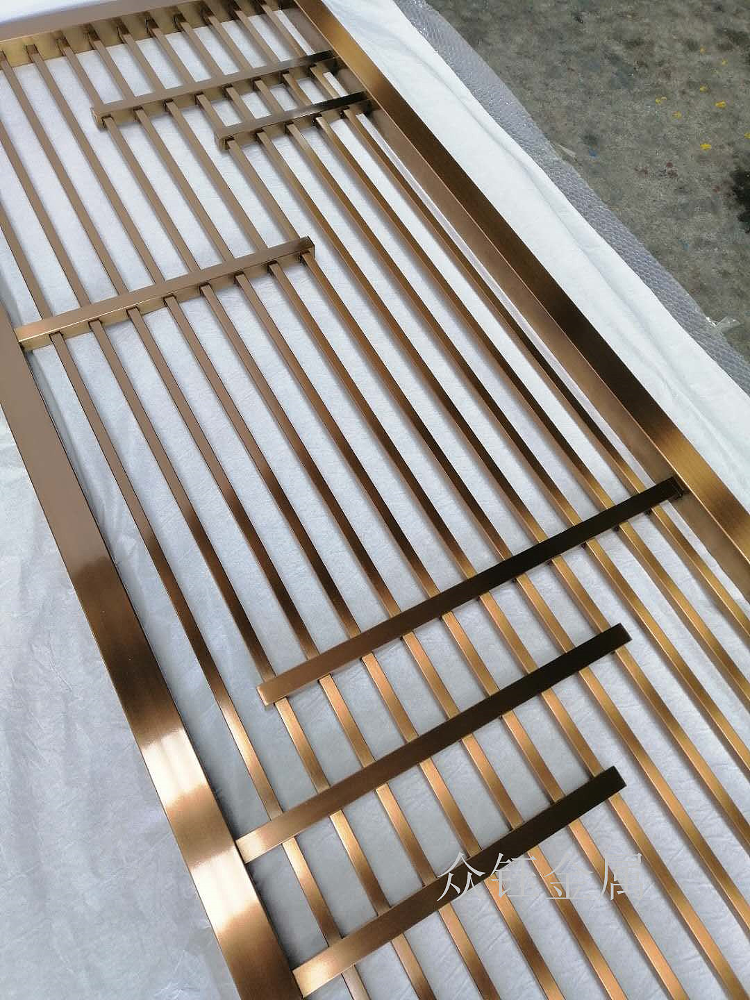 新款中式红古铜不锈钢焊接花格 不锈钢屏风 厂家报价（图ZMjE0NzMzNTQ4） - 其他工业/产品 - 站酷设计师众钰金属制品刘原创素材 - 站酷ZCOOL