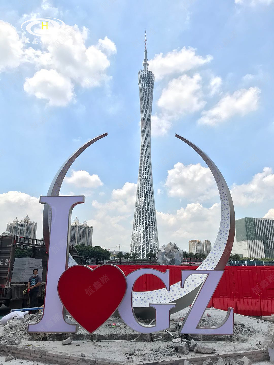 广州塔下的月牙不锈钢雕塑我爱广州圆环不锈钢雕塑