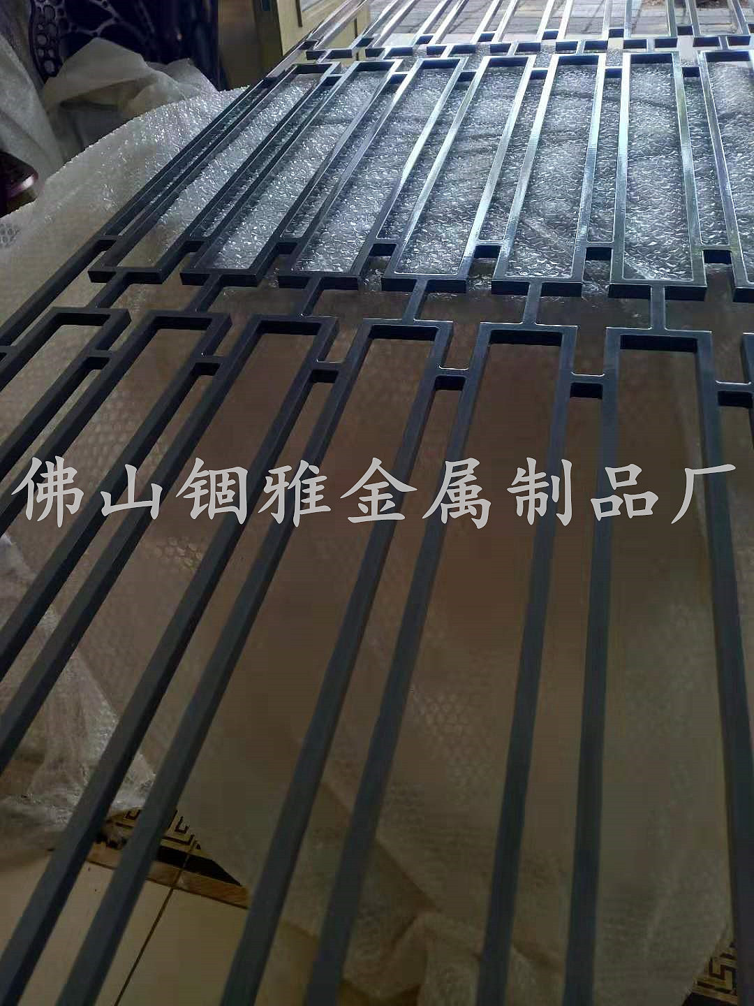 灰色氟碳漆工艺双面铝雕花屏风 黄铜雕花屏风