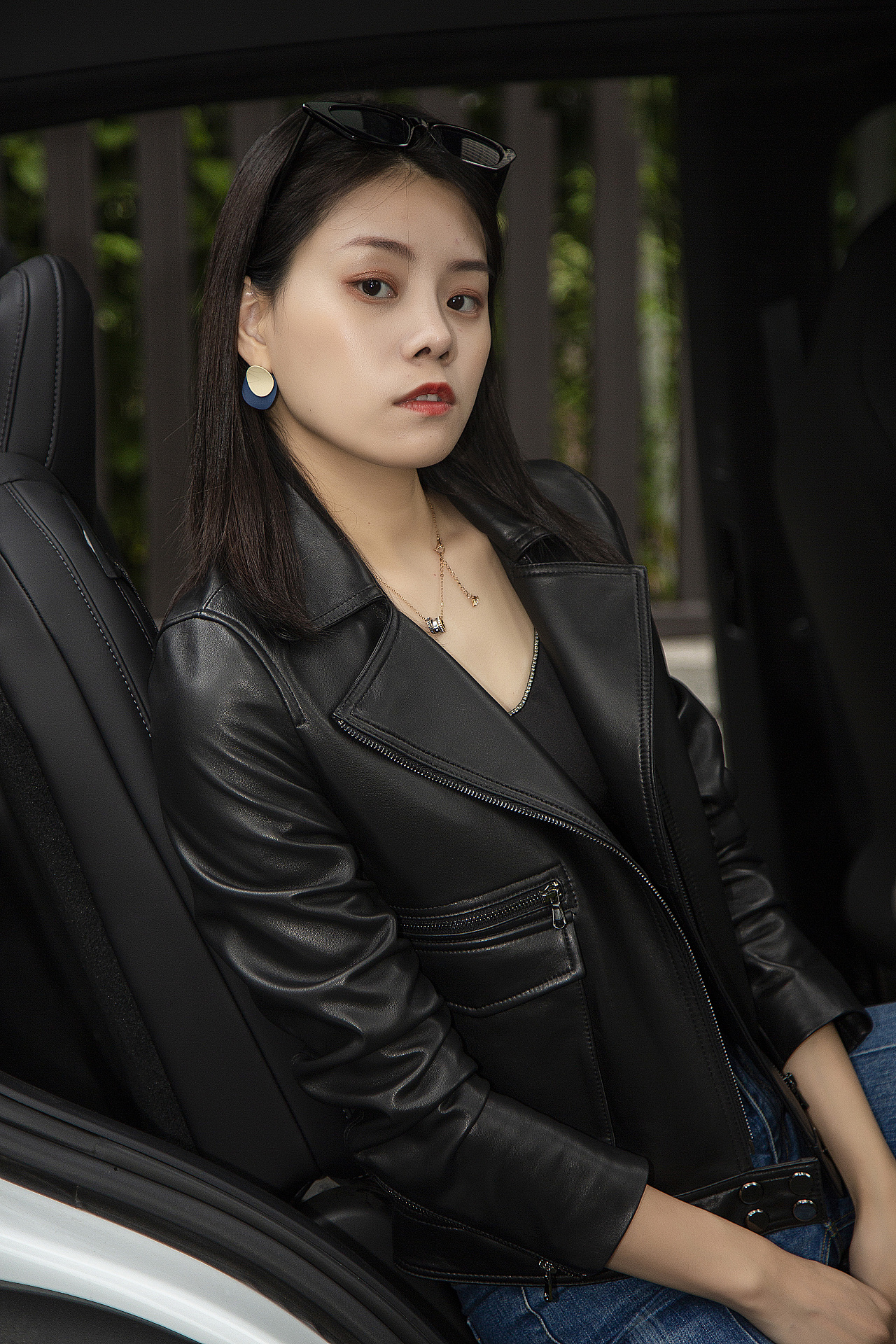 公司车库,楼下拍摄皮衣模特图