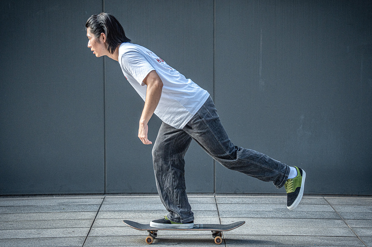 滑板鞋外景模特上脚 | 外景拍摄（图ZMzcyOTEwNDUy） - 产品摄影 - 站酷设计师强梓原创素材 - 站酷ZCOOL