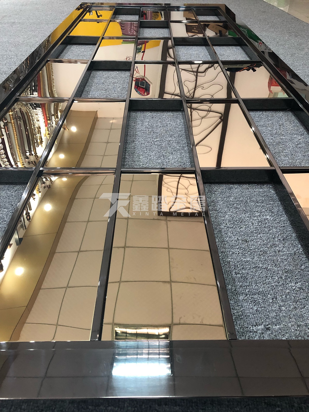 镜面黑金不锈钢焊接屏风注入新鲜元素设计