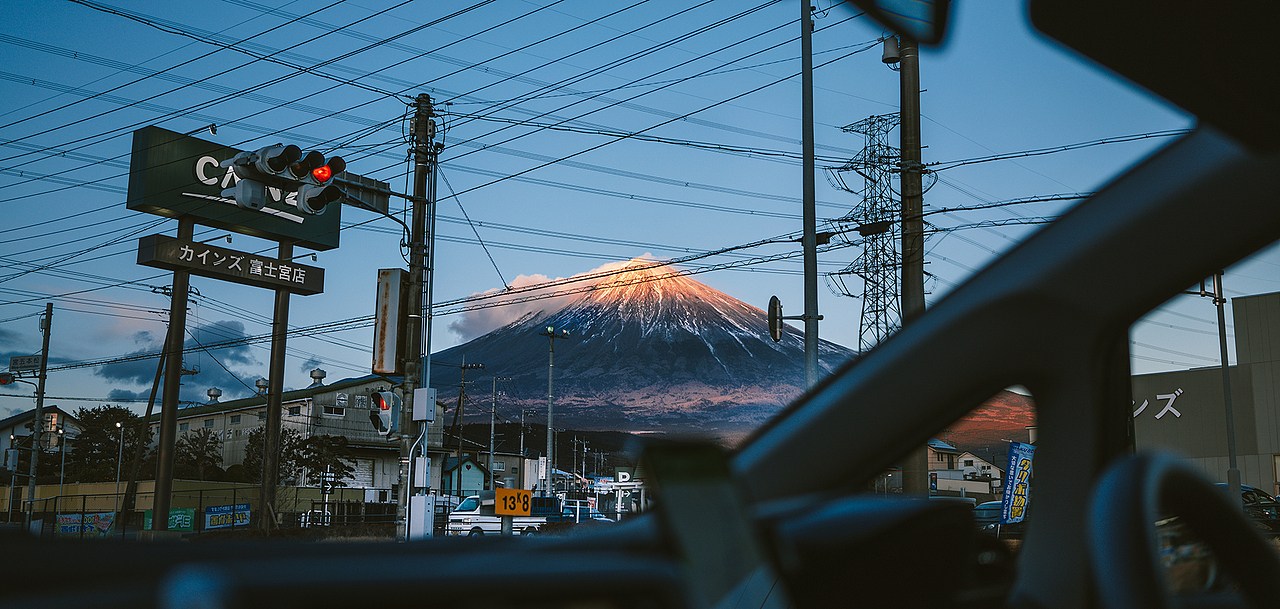实在抵抗不住一路美景的诱惑,越靠近富士山,整车的人越是不安分。趁着夕阳西下,途中停顿了一小会儿,本想开着无人机记录下此时此刻的富士山,没想到意外发现了全垒打的日本少年,用无人机俯视他们真是别样有趣。随后我们赶紧加速前往 Fuji Mountain,生怕错过了又一道美妙风景。冲鸭!