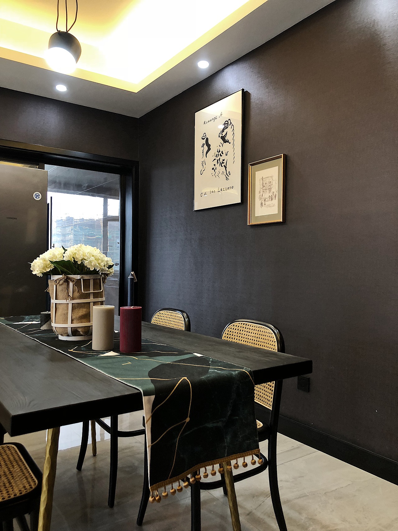 餐厅实景效果
藤编座椅与桌面摆放花艺打破餐厅纯黑的沉闷,带来自然的轻松感