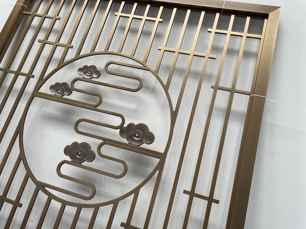 铝板精雕镂空花格 玫瑰金隔断屏风