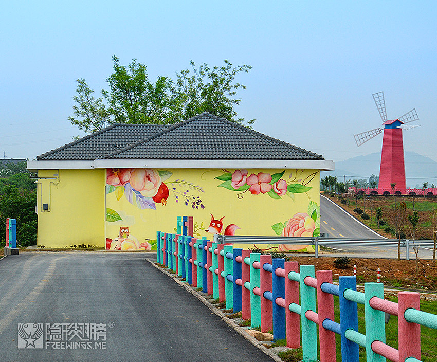 ▲ 彩色的栏杆、彩色的房屋,远处彩色的风车。。这就是五彩的董村啊!