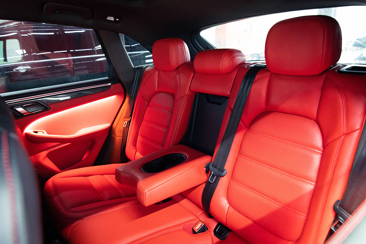 保时捷马泰红色内饰