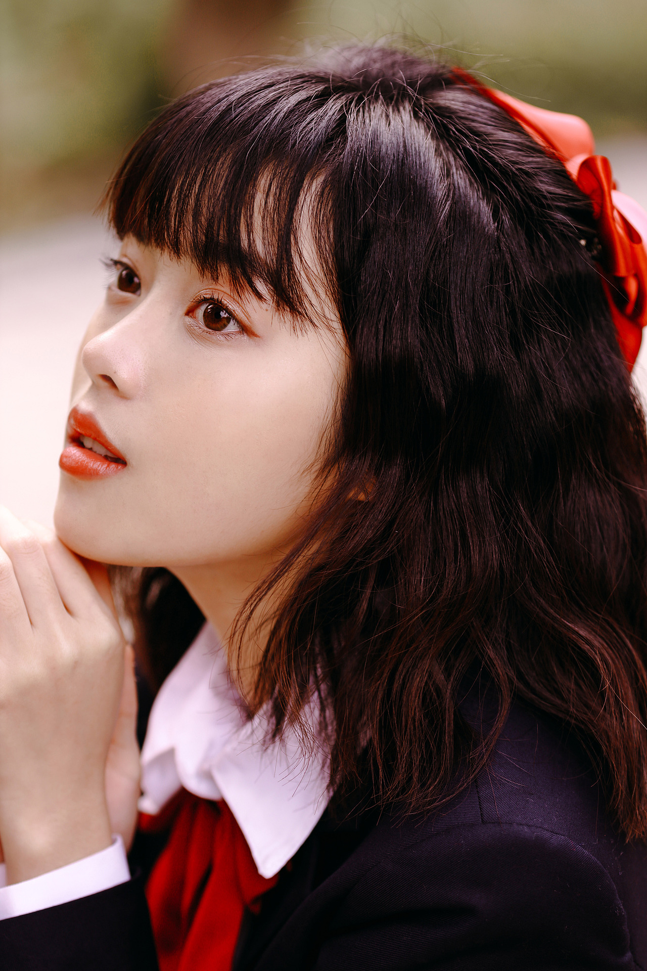 戴红围巾的女孩