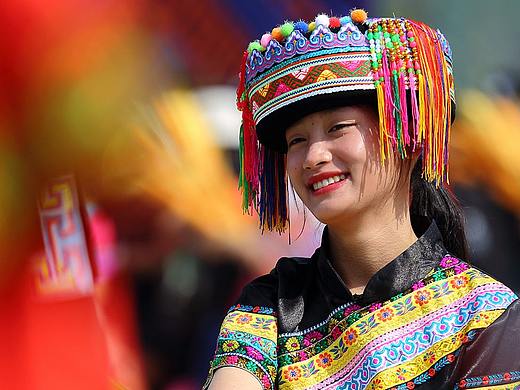 抓拍水灵的瑶族姑娘