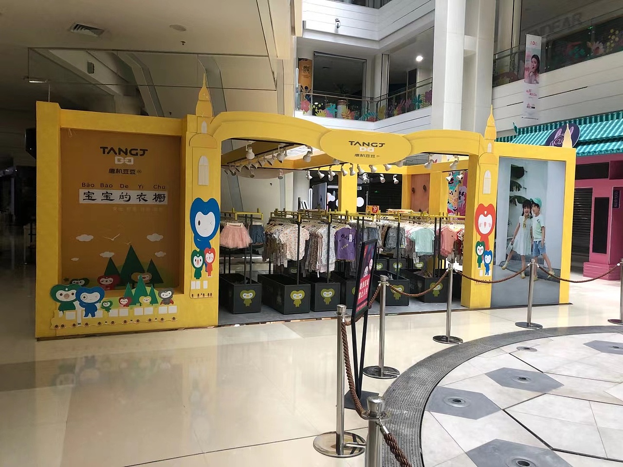 唐机豆豆童装商场服装展台设计与落地