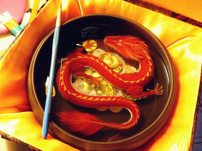 《烈焰》第一次画红龙,中国红,中国龙,龙爪抓住一枚铜钱,独特设计.