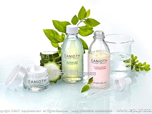 一边滴水一边拍摄化妆品产品