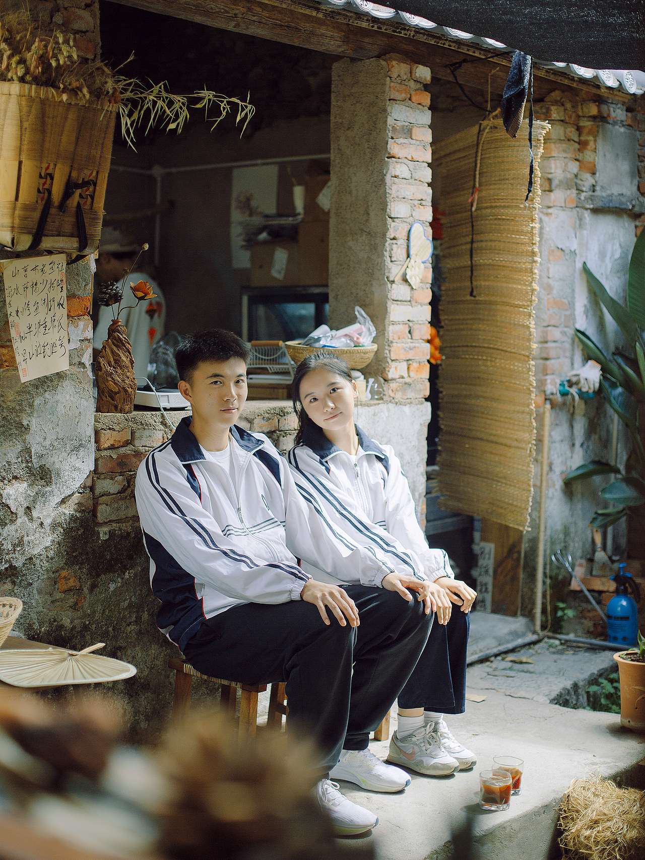 他俩高中毕业了