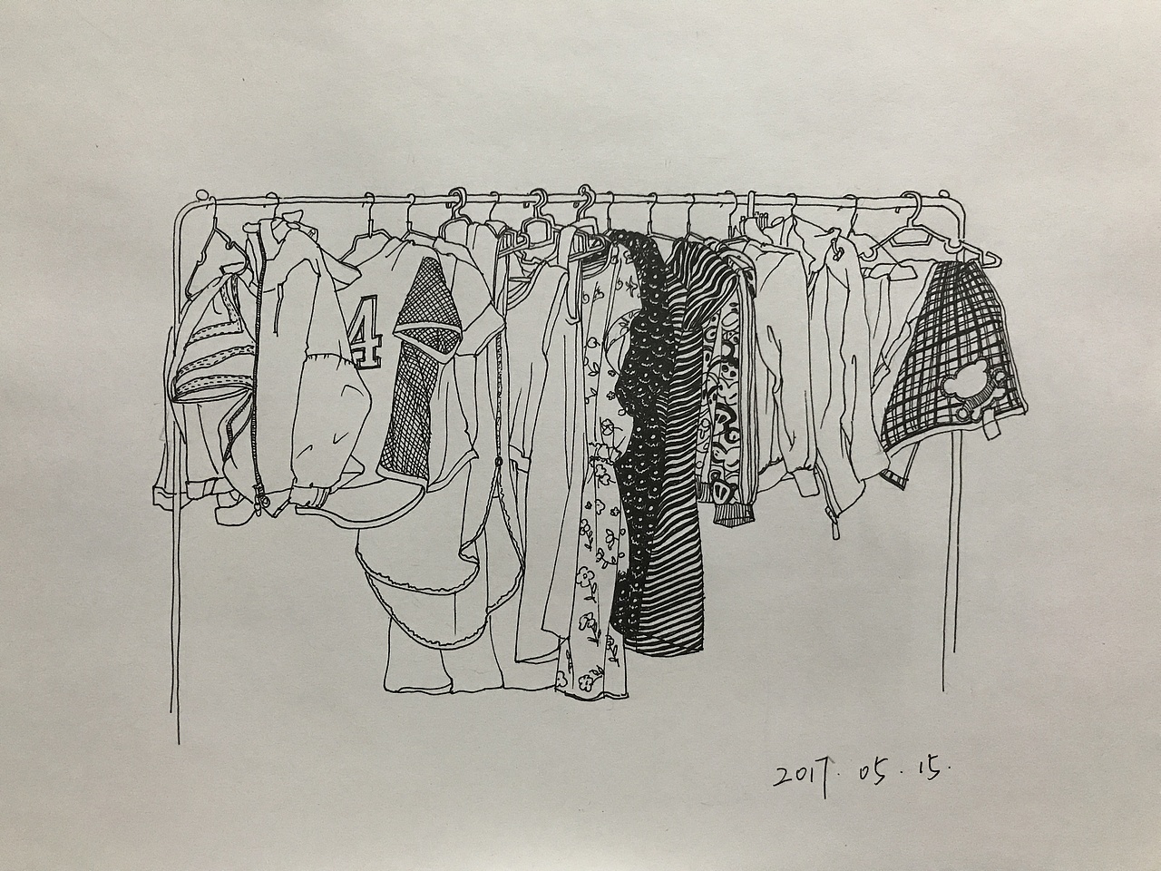 蚊子咬的睡不着,起来喷点儿花露水,速写一张我的衣架.