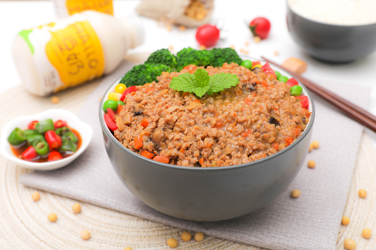 从购买餐具到摆盘到最后的背景场景搭建的一步一步,都是靠着自我强大