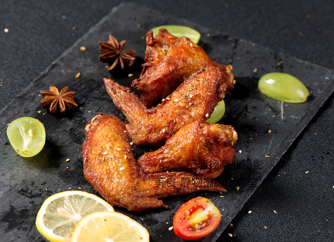 炸的金黄的香酥面点包包以及鸡腿