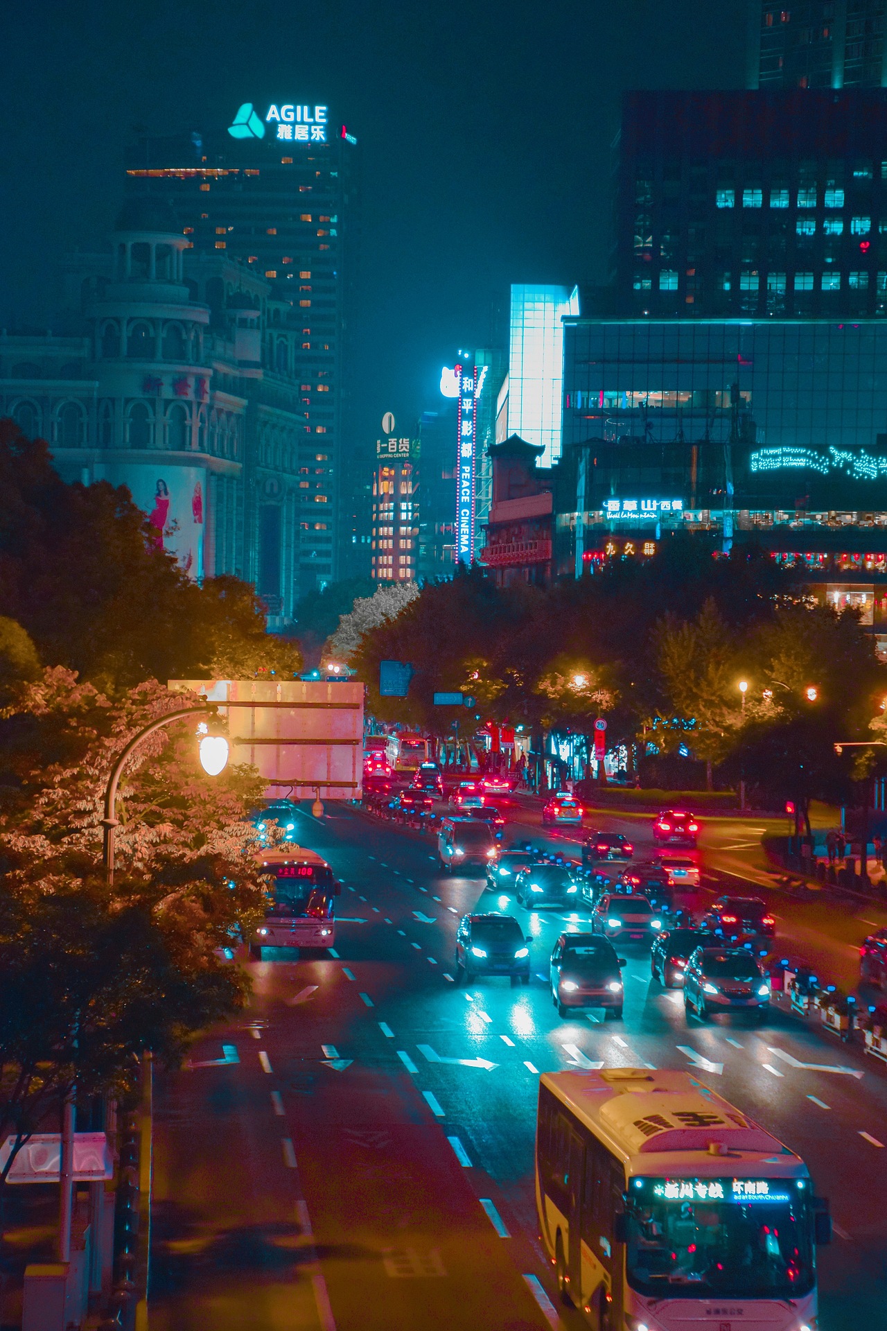 Cyberpunk on the way home 下班路上的赛博朋克（图ZMTU3Njg3NDky） - 人文/纪实摄影 - 站酷设计师littlemisery原创素材 - 站酷ZCOOL