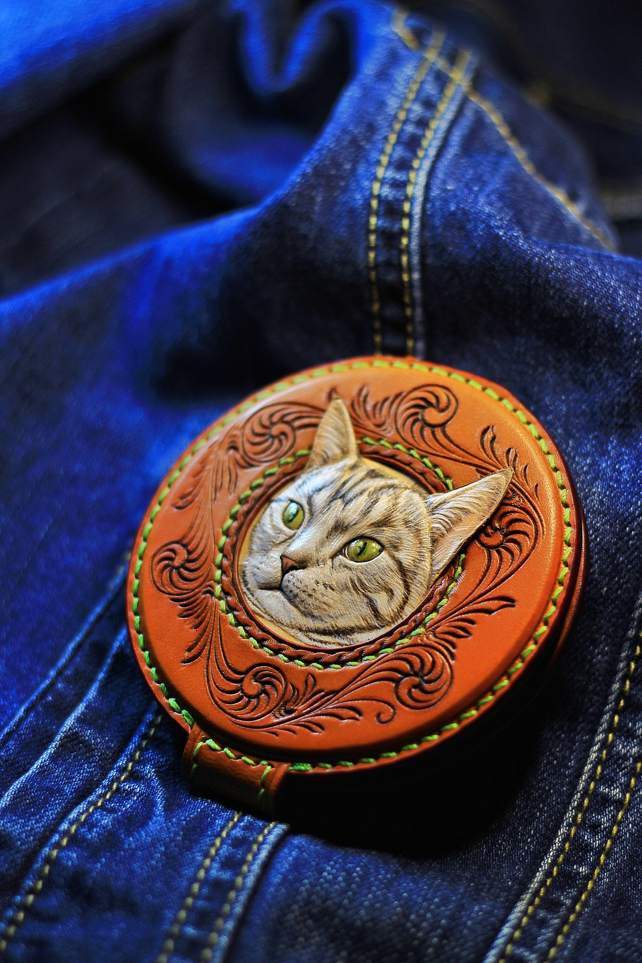 皮雕作品化妆镜