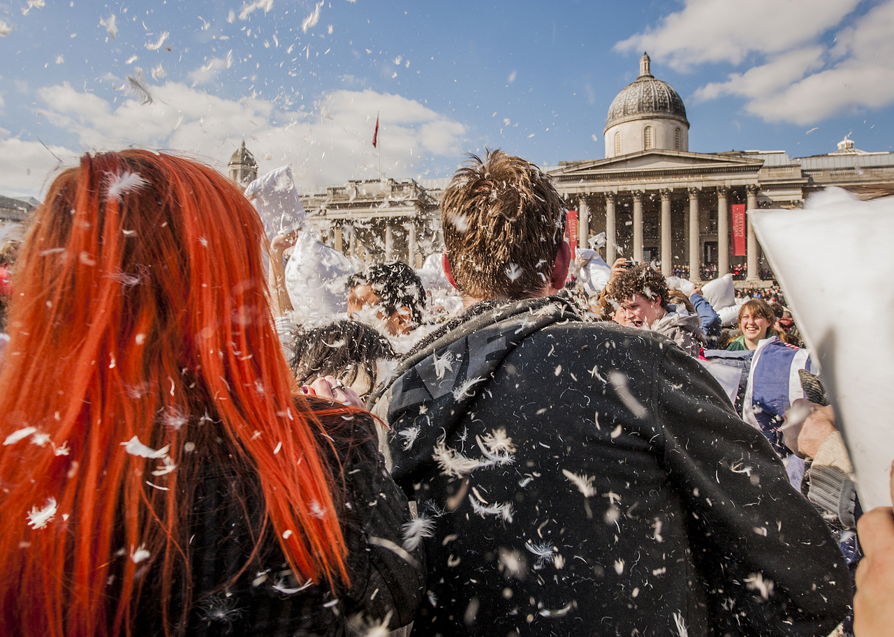 World Pillow Fight Day. London（图ZOTg4Nzg1Ng==） - 人文/纪实摄影 - 站酷设计师秋千上的树叶原创素材 - 站酷ZCOOL