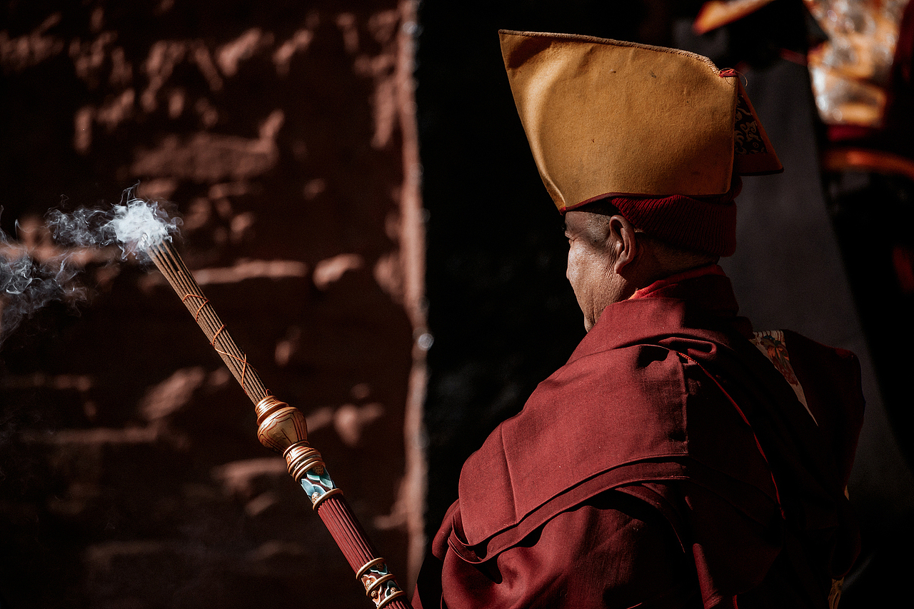 科加寺内,藏历新年上的仪式。科加寺与尼泊尔近在咫尺,地处喜马拉雅南坡,气候和暖,风光宜人,是从尼泊尔进入普兰的必经之路。