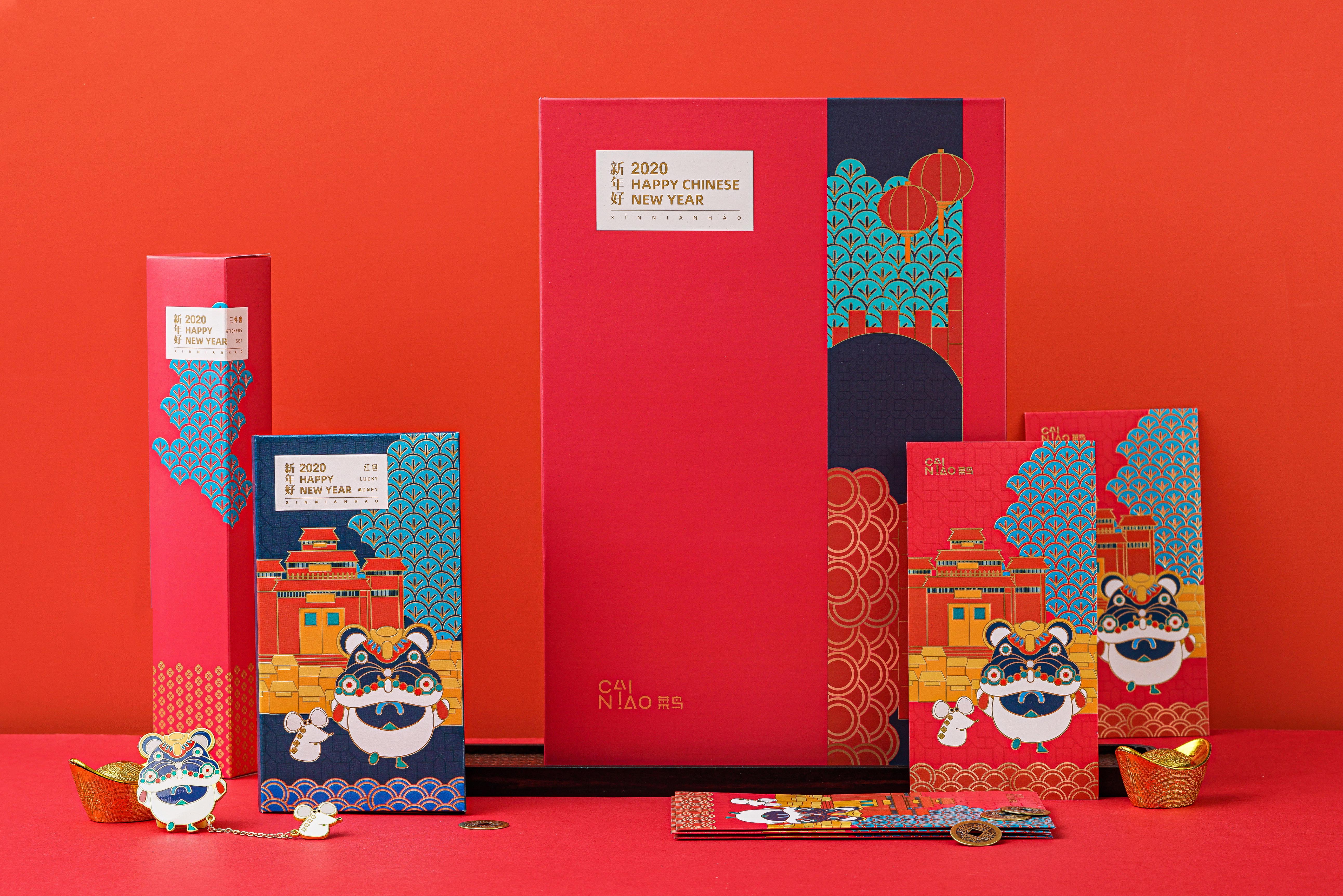 最终的礼盒与效果图相比,省去了挂件的包装盒,将挂件直接嵌在海绵垫上