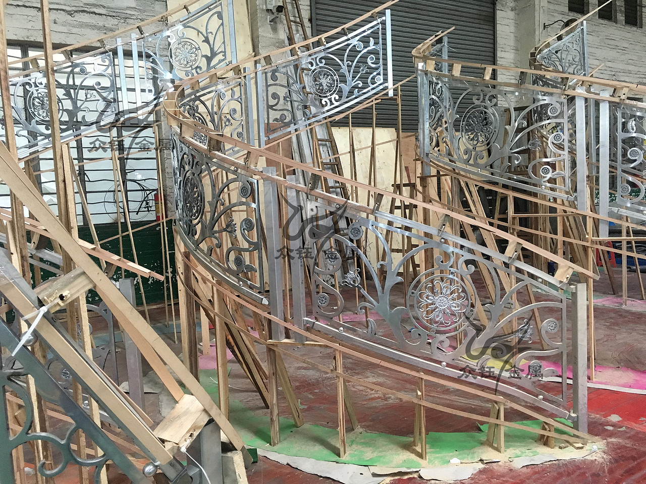 淮安别墅楼梯指定装铝板雕刻K金护栏 24K金效果级佳